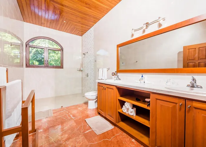 Blue Jewel Oceanfront Private Tamarindo